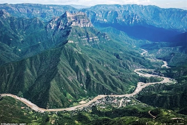 Hẻm núi Copper Mexico là tên gọi của hệ thống vách đá và hang động tọa lạc ở phía bắc Chihuahua. Địa danh này bao gồm 6 hẻm núi gộp lại và gọi chung là Copper. Theo tiếng Tây Ban Nha thì nơi đây có tên gọi là Barranca del Cobre với hàm ý bắt nguồn từ màu đồng đỏ và màu xanh lá cây.