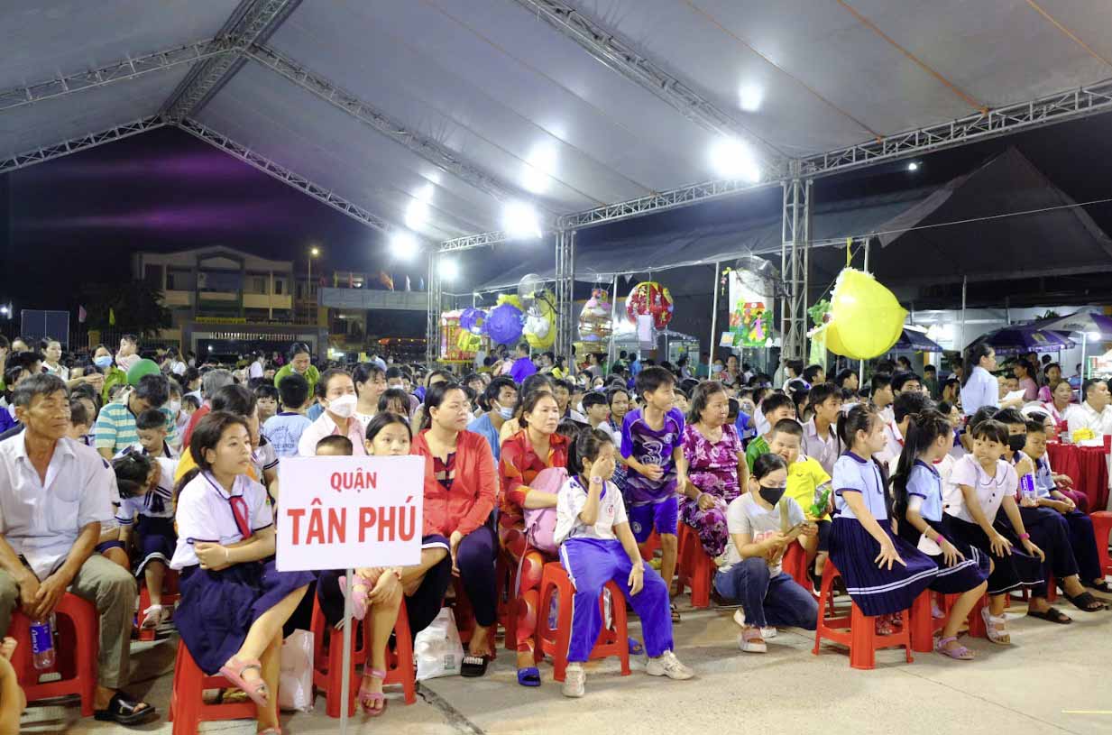 Hỗ trợ phụ nữ, trẻ em hoàn cảnh khó khăn chăm sóc sức khỏe