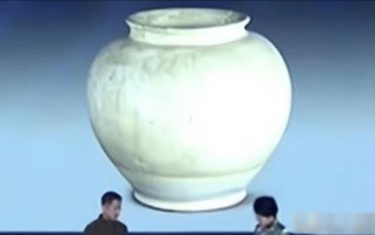 Chàng trai lén lấy "bình dưa cải" của mẹ đi thẩm định, chuyên gia xem xong không dám định giá vì sợ bị kết tội