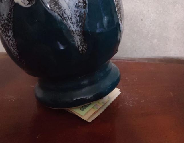 
Cứ thấy rằm, mùng 1 chồng chăm chỉ lau dọn bàn thờ, ai ngờ vợ vô tình mà tìm thấy "kho báu bí mật" chồng cất giấu bấy lâu