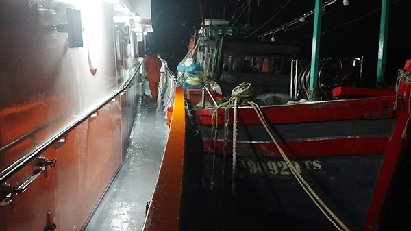 Tàu SAR 412 tiếp cận và lai dắt tàu TH 90929 TS về đến Đà Nẵng an toàn đêm 13/10.