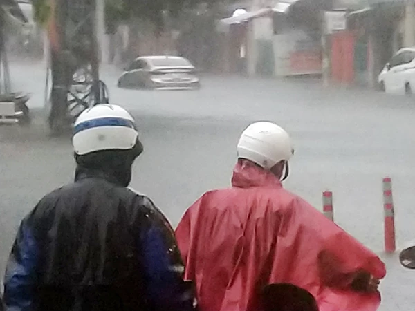 Tuyến đường Trần Cao Vân (quận Thanh Khê, Đà Nẵng) bị tê liệt do mưa lớn gây ngập lụt nặng chiều 13/10.