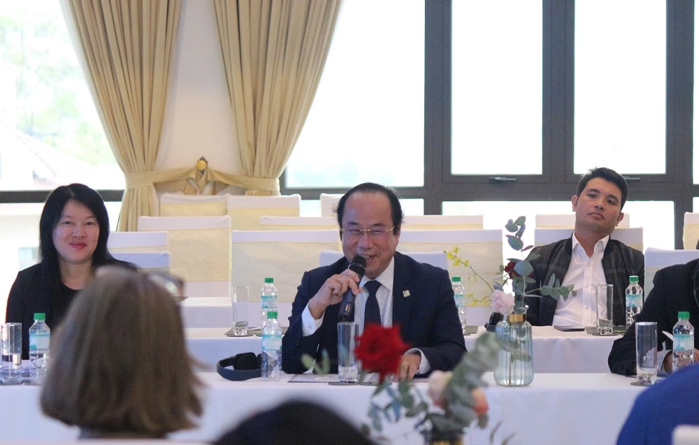 Ông Trần Thanh Hoài - Phó Giám đốc Sở VVHTT&DL Lâm Đồng, đặt câu hỏi đến các chuyên gia.