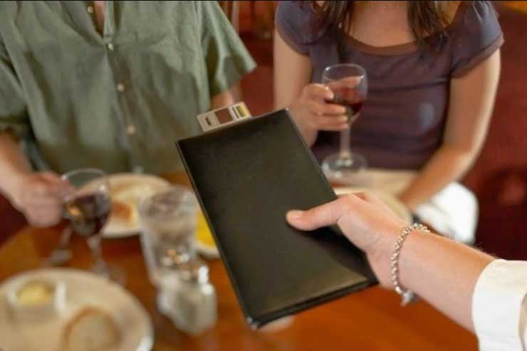 Bỏ qua lời khuyên của bạn bè lấy anh người yêu tính toán, cô gái như 'vớ được vàng' sau khi cưới