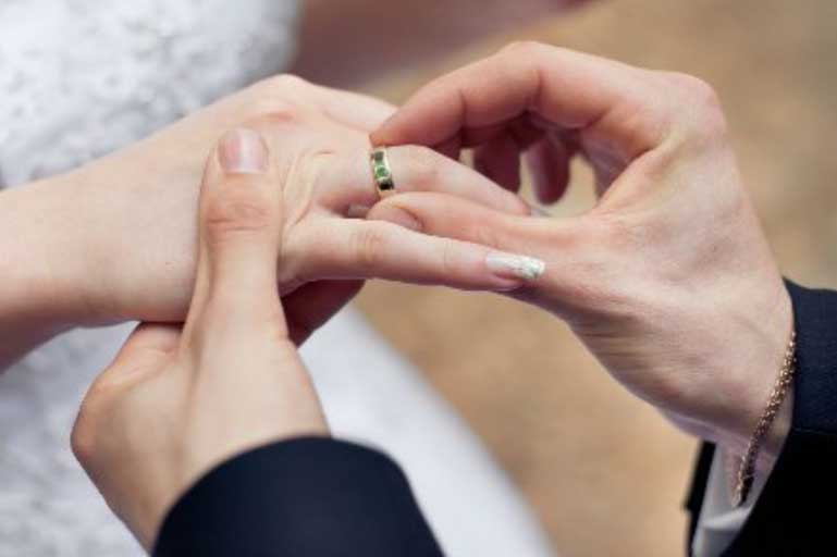 Từng bị liệt vào danh sách ế chồng, cô gái bỗng trở thành phu nhân chủ tịch nhờ đi bán nhà giúp anh họ