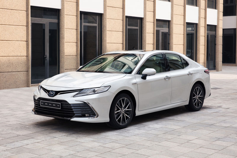 Doanh số tăng trưởng nhẹ, Toyota Camry tiếp tục "cân" cả phân khúc
