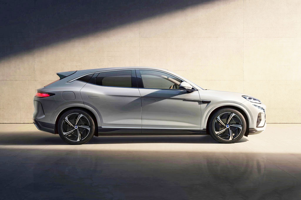 SUV công suất 530 mã lực, nội thất tiện nghi, giá gần 1 tỷ đồng