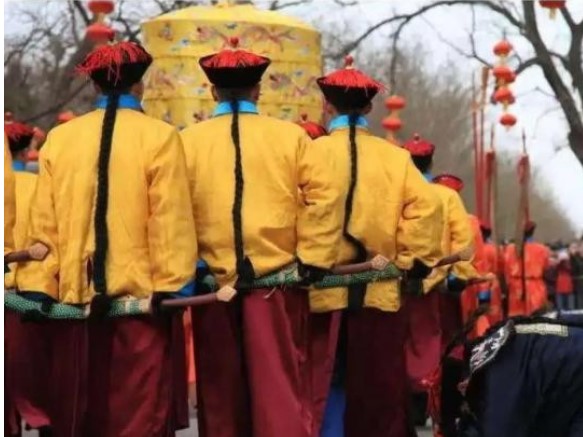 Các thị vệ đều mang theo kiếm, vậy tại sao triều đình nhà Thanh không lo lắng về việc ám sát hoàng đế?