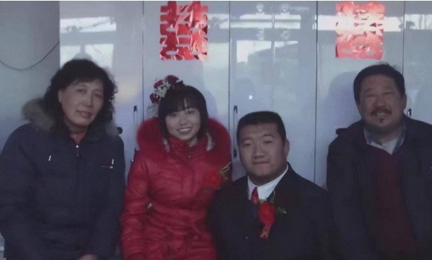 Giấu bố mẹ kết hôn với chàng trai không chân không tay, hai vợ chồng bật khóc ngày con chào đời