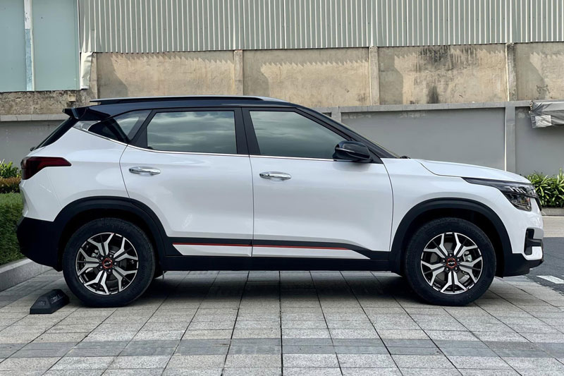 Ảnh thực tế Kia Seltos X-Line tại đại lý, giá từ 709 triệu gần bằng Mazda CX-5 bản "base"