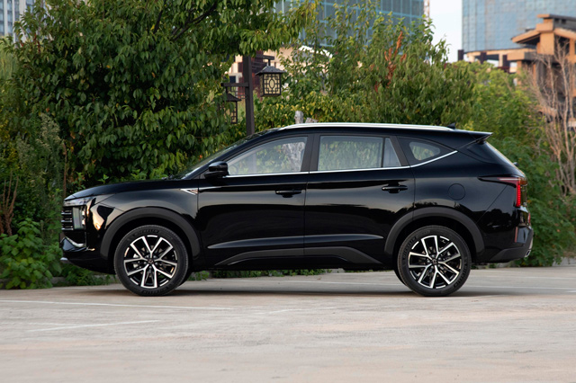 SUV động cơ tăng áp, thiết kế thể thao, giá hơn 300 triệu đồng