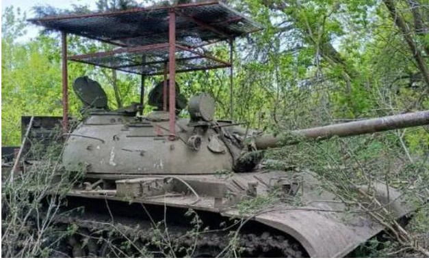 Lính Nga lắp tháp hai tầng lên xe tăng T-54 để đối phó với UAV tự sát