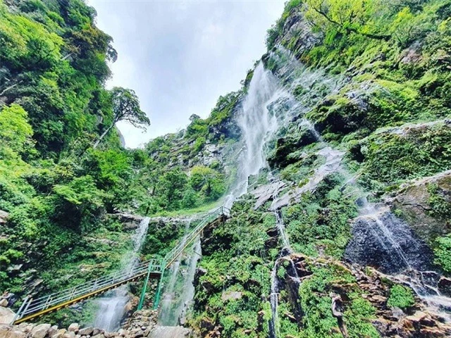 Khung cảnh ngọn thác hùng vĩ ở Lào Cai khiến nhiều người trầm trồ: Không ngờ ở Việt Nam có nơi đẹp như vậy! - Ảnh 1.