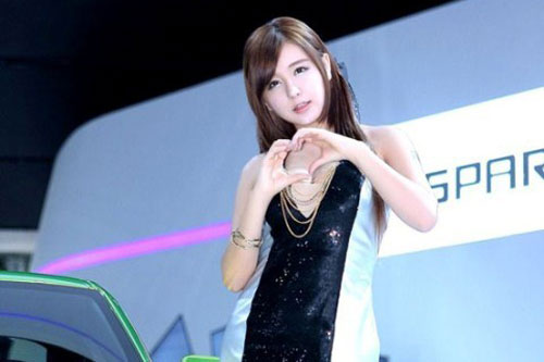 Người mẫu Hàn xinh tươi bên Chevrolet