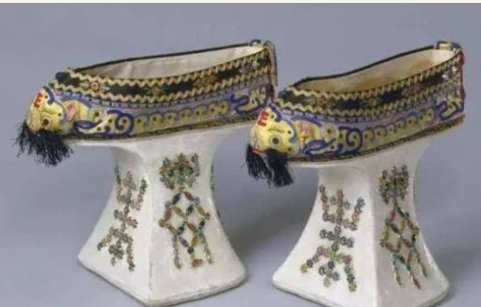 'Đôi giày đế xuồng' của các phi tần trong triều đại nhà Thanh không chỉ tạo điều kiện thuận lợi cho hoàng đế, mà còn đóng một vai trò quan trọng khác