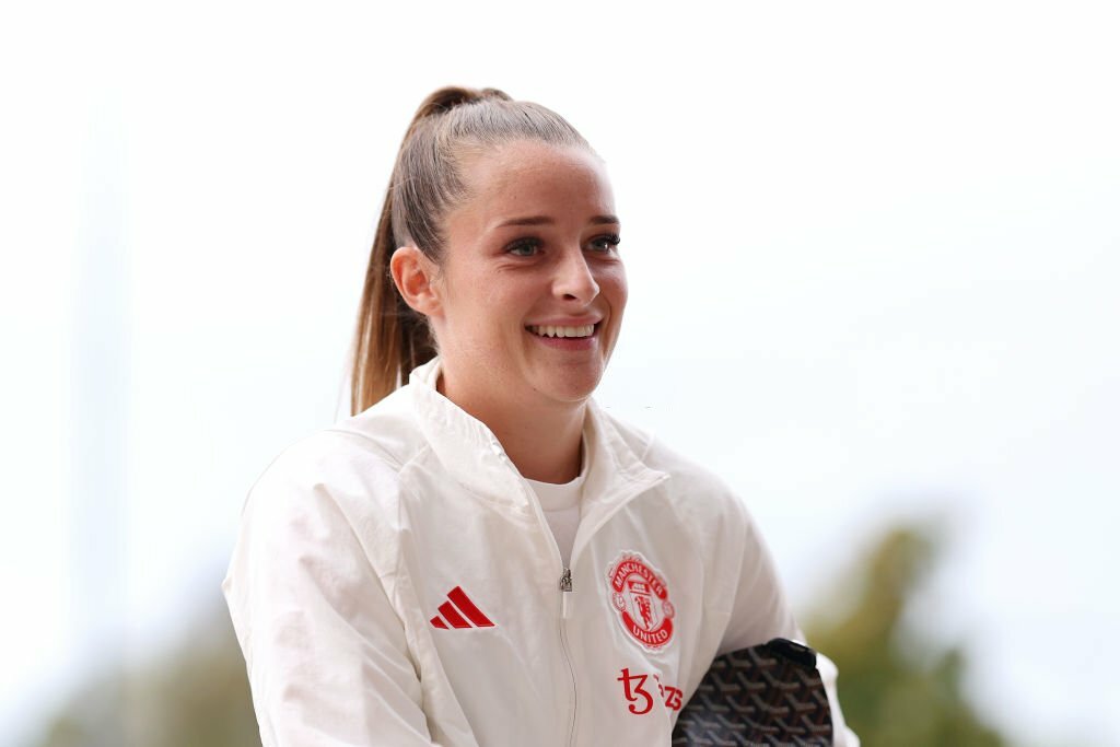 Vẻ đẹp hút hồn của nữ tiền vệ đang khoác áo Man Utd