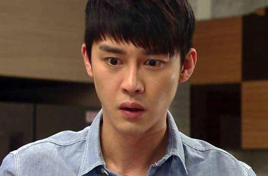 Giao hàng đúng nhà bạn gái, không ngờ cô ấy kéo ngay tôi vào ra mắt gia đình