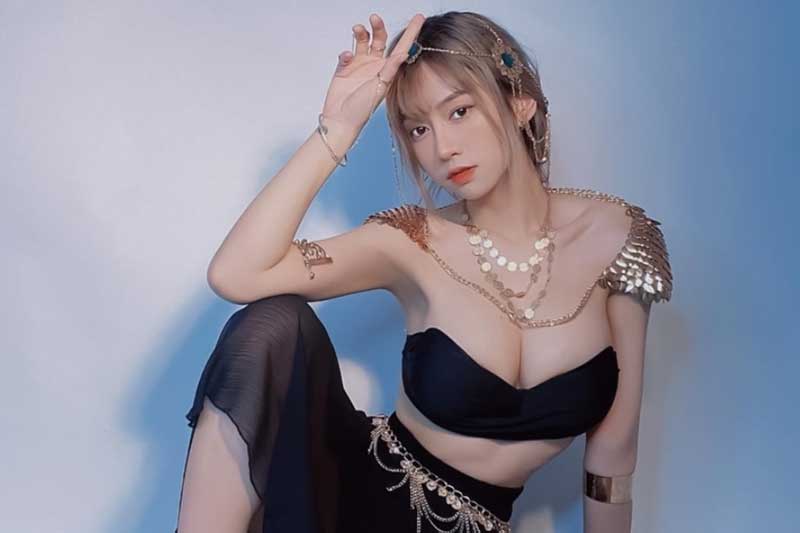 Ngắm đường cong nóng bỏng của hot tikToker từng bị 'ném đá' vì quá hở hang