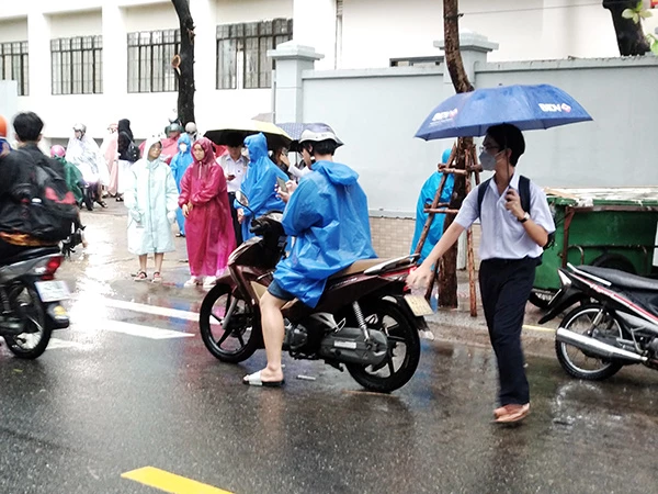 Học sinh Đà Nẵng tiếp tục nghỉ học ngày thứ Hai 16/10 do mưa lớn gây ngập úng nhiều nơi.