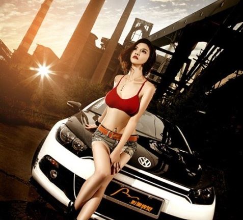 Người mẫu khoe đường cong ngọt ngào bên Volkswagen