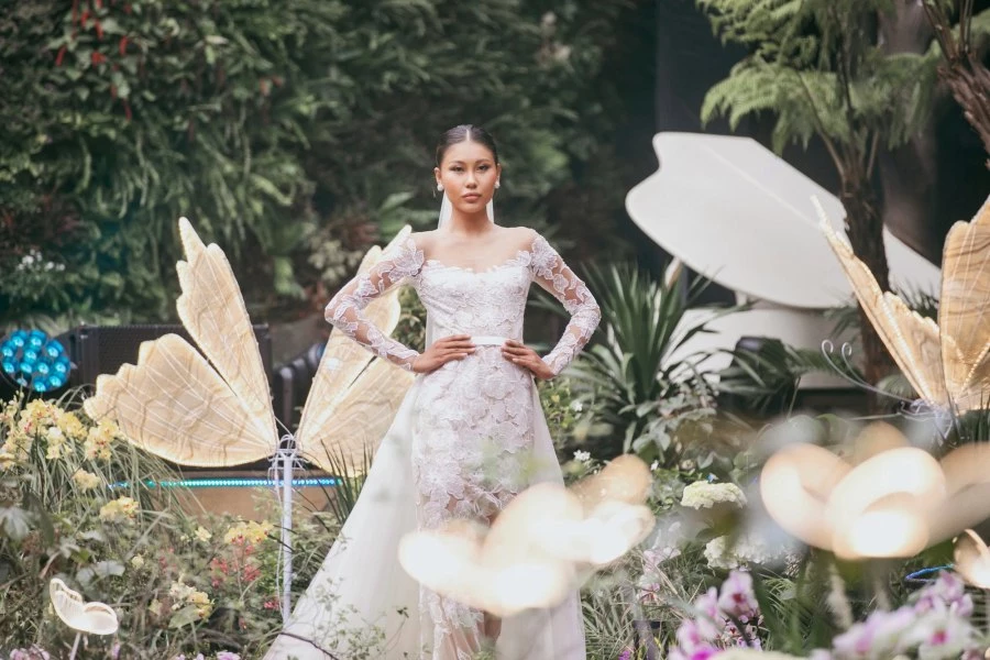 Với LOVE No.3, NTK Lê Thanh Hòa đã tạo ra những thiết kế đầm cưới lấy cảm hứng từ hình ảnh của các loài hoa nhẹ nhàng, trong trẻo giúp tôn lên vẻ ngọt ngào của các cô dâu cùng nét thanh lịch cần có trong một sự kiện trọng đại. 