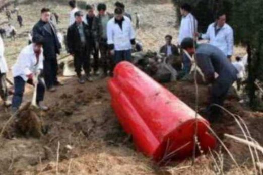 Bố mẹ mang gỗ ở lăng mộ đế vương về làm tủ, 4 đứa con chết thảm bị đồn do trúng lời nguyền, sự thật là gì?