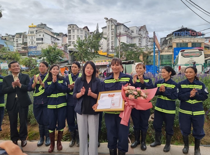 Đà Lạt khen thưởng nữ công nhân môi trường trả lại tài sản lớn cho du khách