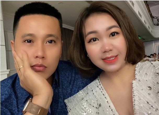 Nghe con hỏi người yêu cũ mình một câu, mẹ 2 con liền cưới mối tình đầu, cùng nhau xây dựng cơ ngơi hoành tráng