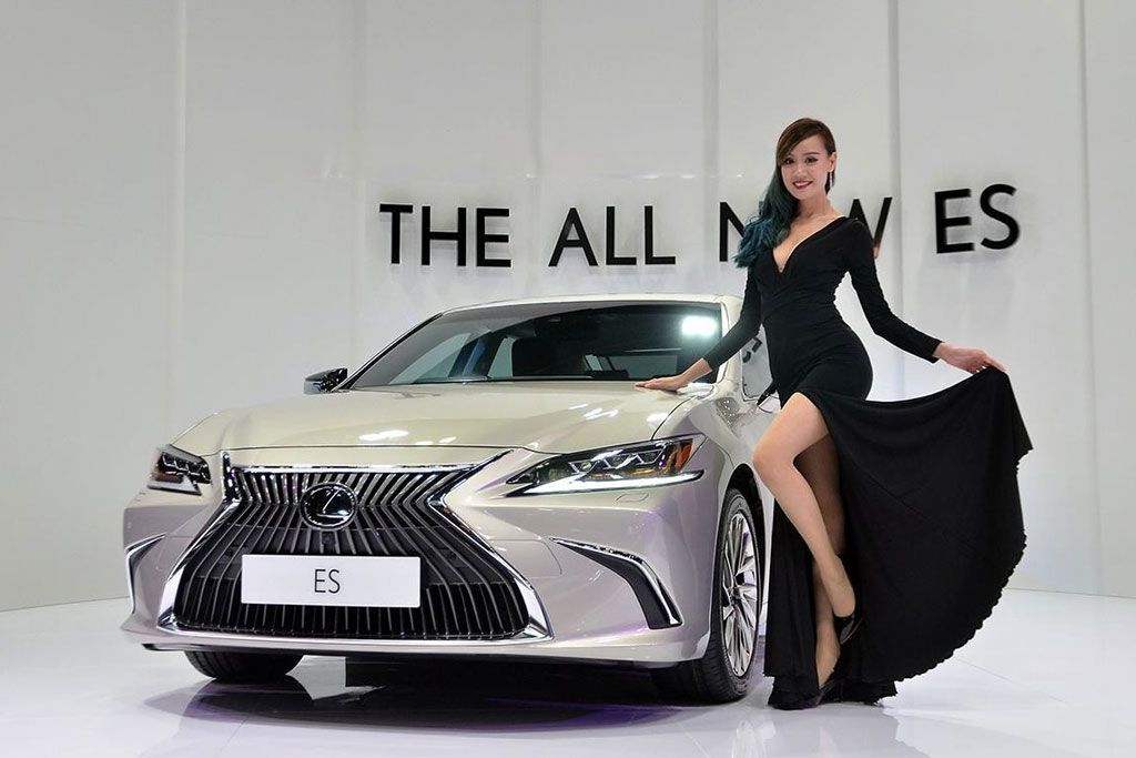 Giai nhân tuyệt sắc khoe dáng bên xe Lexus