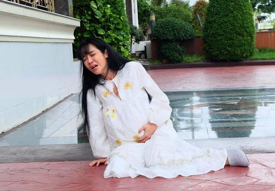 Bế bụng bầu đi đánh ghen nhưng đến nơi bị vỡ ối, nhìn bác sĩ đỡ đẻ tôi xấu hổ không biết trốn đi đâu