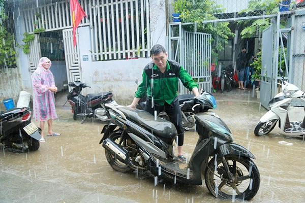 Nhiều xe máy của người dân khu vực đường Mẹ Suốt bị hư hỏng do ngập lụt nặng.