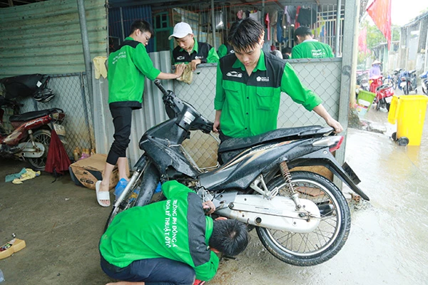 Đội SOS sinh viên Đại học Đông Á sửa xe máy cho người dân.