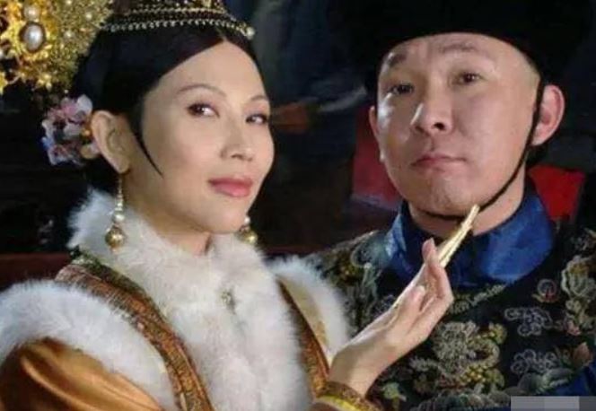 Làm thế nào để thái giám cổ đại đi vệ sinh khi mà đứng cũng không được, ngồi xổm cũng không xong?