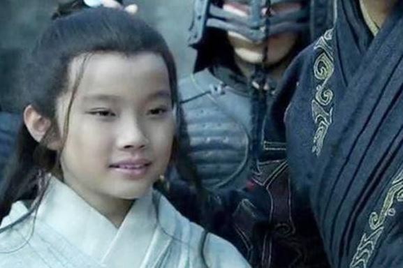 Tào Tháo muốn xử tử thần đồng, con trai Tào Phi chạy đến can ngăn, Tào Tháo nói 1 câu, cuối cùng Tào Phi cũng hiểu ra