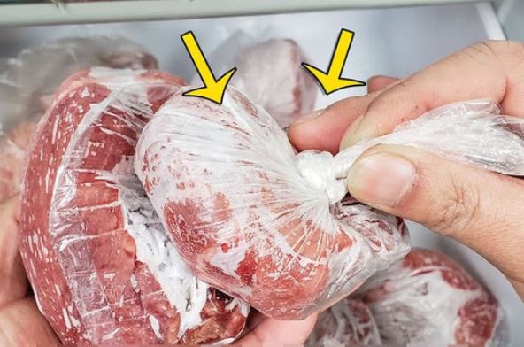 Thịt đông trong tủ lạnh, làm cách nào để ngăn túi nilong dính chặt vào thịt? Đầu bếp dạy một mẹo để giữ tươi trong nửa năm