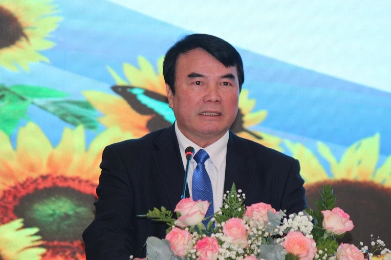 Ông Phạm S - Phó Chủ tịch UBND tỉnh Lâm Đồng, chia sẻ với các nữ doanh nhân.