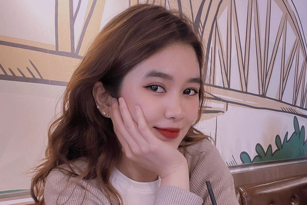 Nhan sắc nữ nhân viên ngân hàng sắp kết hôn với trung vệ cao 1m82 của CLB CAHN