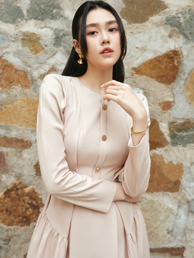Á hậu Tường San gợi ý cách lên đồ thu đông chuẩn phong cách quiet luxury. Á hậu Tường San gợi ý cách lên đồ thu đông chuẩn phong cách quiet luxury.