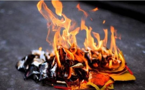 Tại sao người ta đốt giấy sau khi chết, nét văn hóa đã lưu truyền hàng nghìn năm có thực sự là mê tín phong kiến?