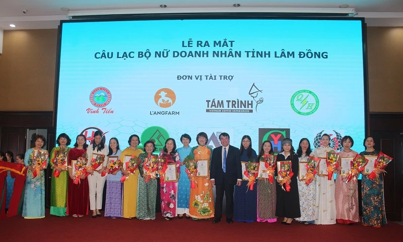 Trao chứng nhận hội viên CLB Nữ doanh nhân tỉnh Lâm Đồng.