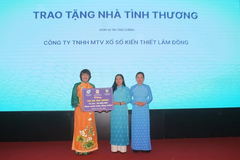 Bà Nguyễn Thị Bích Huệ - Chủ tịch CLB Nữ doanh nhân tỉnh Lâm Đồng, trao mái ấm tình thương cho Hội Phụ nữ Lạc Dương và Lâm Hà.