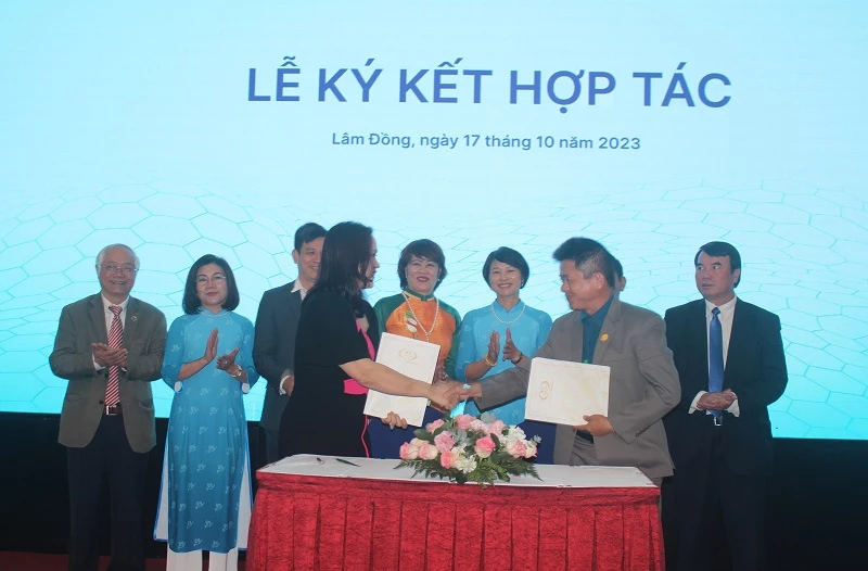 Ông Nguyễn Phụ Quốc - Phó Chủ tịch Hiệp hội Doanh nghiệp tỉnh Lâm Đồng ký kết hợp tác với Quỹ đầu tu Toàn cầu.