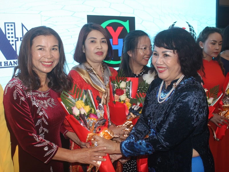 Bà Đồng Thị Ánh – Phó Chủ tịch Hiệp hội Nữ doanh nhân Việt Nam, UVBCH VCCI, Chủ tịch Hội Nữ doanh nhân Bình Định, chúc mừng các hội viên chính thức của CLB.