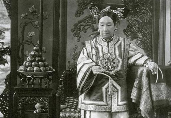 Từ Hi, Từ Hi thái hậu, Từ Hi thái hậu lần đầu đi tàu hỏa, xe lửa, nhà Thanh