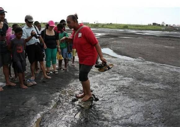 ho-nhua (1).jpeg 1 hồ nhựa đường, hồ kỳ lạ, hồ Pitch