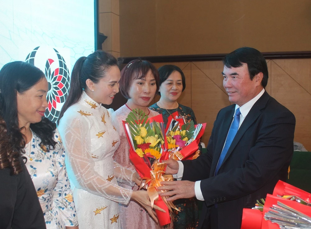 Phó Chủ tịch UBND tỉnh Lâm Đồng chúc mừng các hội viên của CLB Nữ doanh nhân tỉnh Lâm Đồng.
