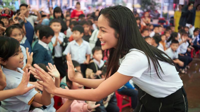 H'Hen Niê trao thư viện, học bổng cho học sinh tại Gia Lai