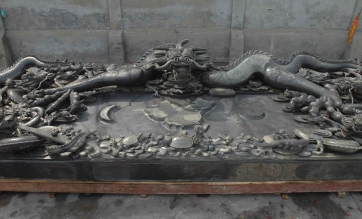 Trèo lên tảng đá ngồi nghỉ, lão nông thấy lạnh dọc sống lưng, hoá ra bên dưới là bảo vật long tộc!