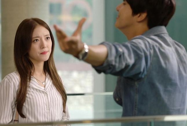 Đi mua sắm cùng bạn gái, tôi choáng váng với cách chọn đồ của cô ấy, càng sốc hơn với câu nói "bổ thẳng vào mặt" phút cuối