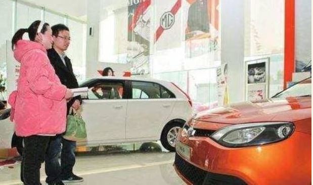 Mua xe mới xong, tôi phóng về nhà bố mẹ đẻ để khoe, nhưng nghe mẹ nói một câu tôi sợ hãi phóng xe đi ngay